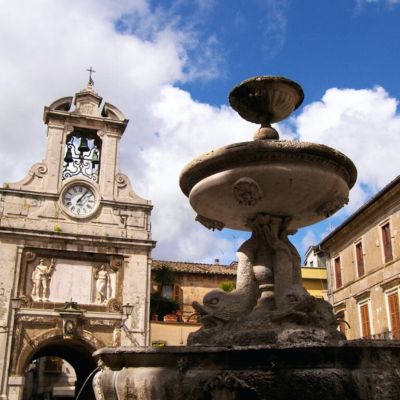 piazza del comune e fontana